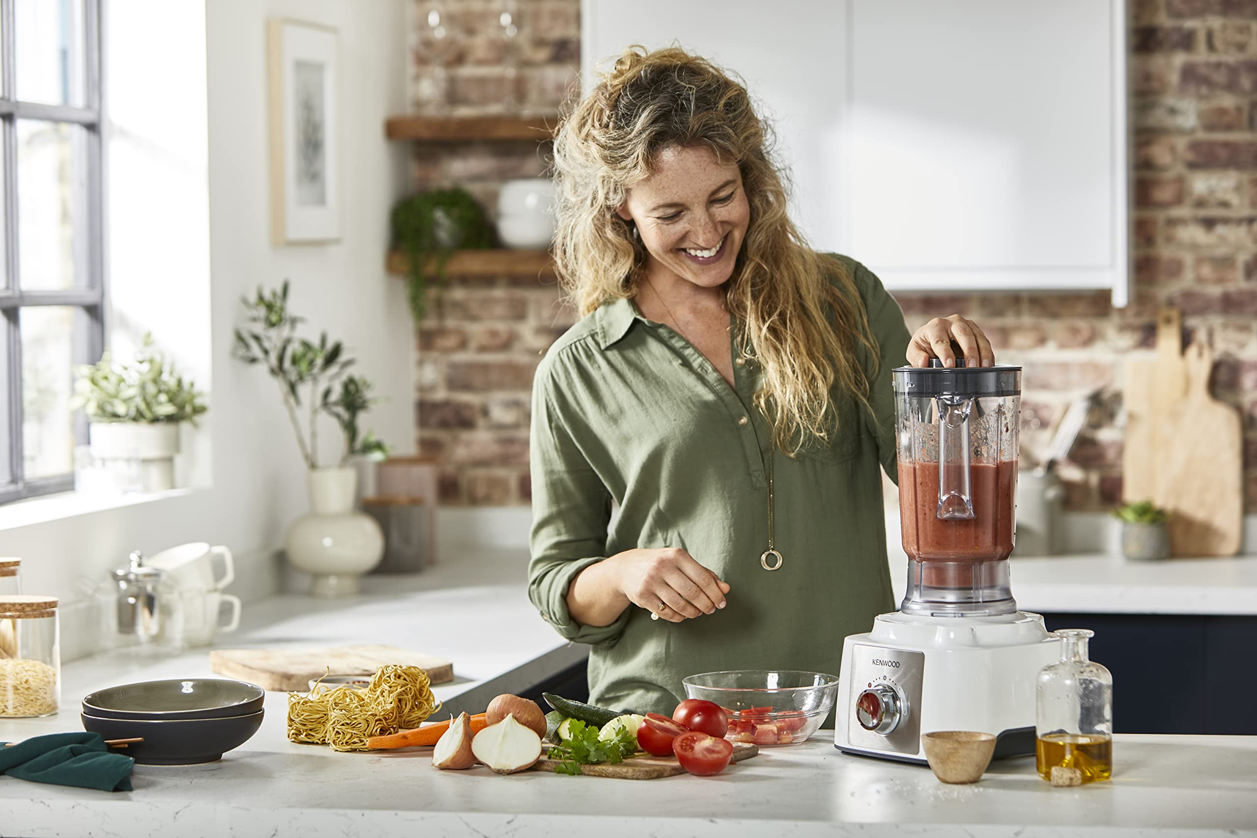 Kenwood Food Processor 1000W Multi-Functional With 3L Bowl, 2 Stainless Steel Disks, Blender, Grinder Mill, Whisk, Dough Maker Kenwood Food Processor 1000W Multi-Functional With 3L Bowl, 2 Stainless Steel Disks, Blender, Grinder Mill, Whisk, Dough Maker
